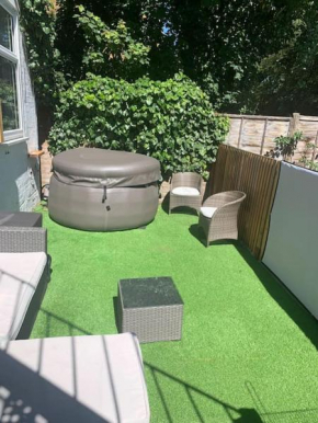 Garden flat, w/ hot tub, close to Wimbledon tennis